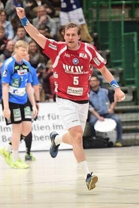Handball 2. DKB 18. Spieltag: Bergischer HC vs Rhein Vikings am 16.12.2017 in der Uni-Halle in Wuppertal BHCs Max Darj (Nr.5) jubelt