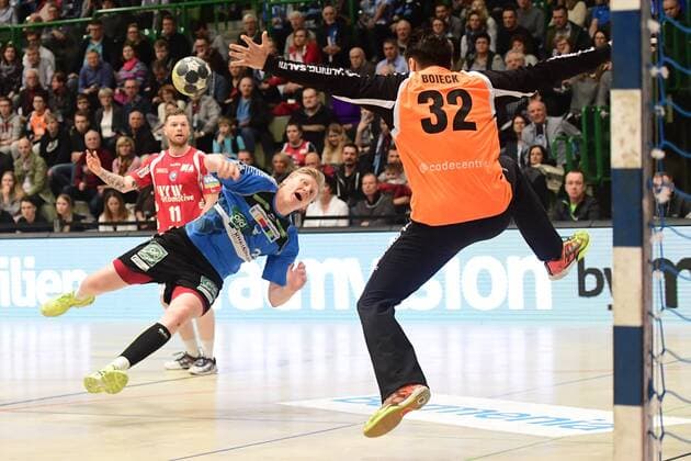 Handball 2. DKB 18. Spieltag: Bergischer HC vs Rhein Vikings am 16.12.2017 in der Uni-Halle in Wuppertal Rhein Viking Thomas Bahn (Nr.24) gegen BHCÂ s Janis Boieck