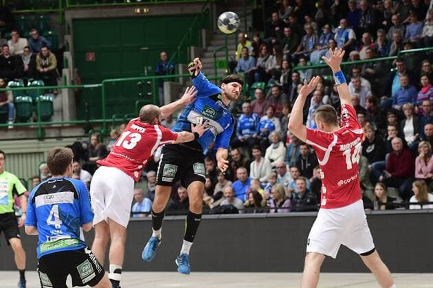 Handball 2. DKB 18. Spieltag: Bergischer HC vs Rhein Vikings am 16.12.2017 in der Uni-Halle in Wuppertal Rhein Viking Thomas Heider (Nr.10) mit dem Sprungwurf