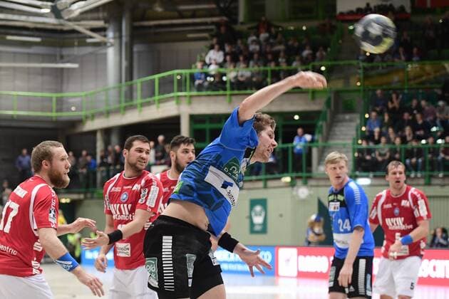 Handball 2. DKB 18. Spieltag: Bergischer HC vs Rhein Vikings am 16.12.2017 in der Uni-Halle in Wuppertal Rhein Viking Christian Hosse (Nr.4) setz sich durch