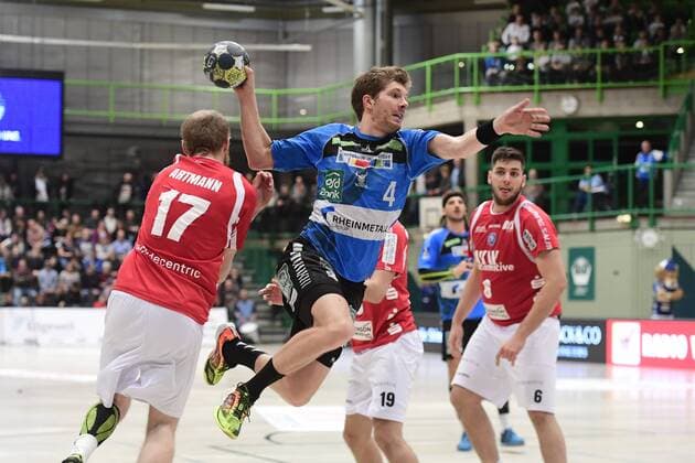 Handball 2. DKB 18. Spieltag: Bergischer HC vs Rhein Vikings am 16.12.2017 in der Uni-Halle in Wuppertal Rhein Viking Christian Hosse (Nr.4) setz sich durch