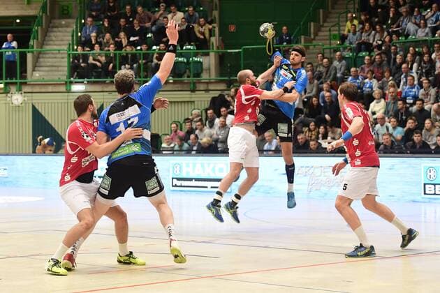 Handball 2. DKB 18. Spieltag: Bergischer HC vs Rhein Vikings am 16.12.2017 in der Uni-Halle in Wuppertal BHCs Kristian Nippes Nr.13) gegen Rhein Viking Thomas Heider (Nr.10)