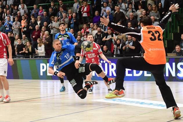 Handball 2. DKB 18. Spieltag: Bergischer HC vs Rhein Vikings am 16.12.2017 in der Uni-Halle in Wuppertal Rhein Viking Teo Coric (Nr.18) gegen BHCÂ s Janis Boieck (Nr.32)