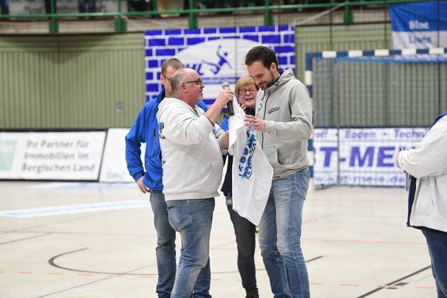 Handball 2. DKB 18. Spieltag: Bergischer HC vs Rhein Vikings am 16.12.2017 in der Uni-Halle in Wuppertal Verabschiedung von BHCÂ s Sportdirektor Viktor Szilagyi (re)