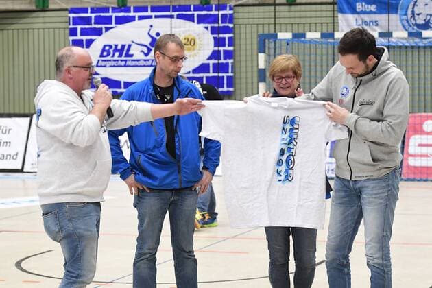 Handball 2. DKB 18. Spieltag: Bergischer HC vs Rhein Vikings am 16.12.2017 in der Uni-Halle in Wuppertal Verabschiedung von BHCÂ s Sportdirektor Viktor Szilagyi (re)