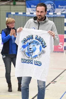 Handball 2. DKB 18. Spieltag: Bergischer HC vs Rhein Vikings am 16.12.2017 in der Uni-Halle in Wuppertal Verabschiedung von BHCÂ s Sportdirektor Viktor Szilagyi (