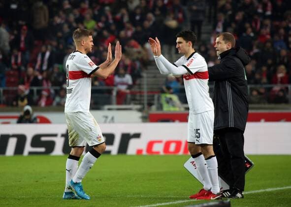 VfB Stuttgart - FC Bayern München Deutschland, Stuttgart, 16.12.2017 Fussball, Bundesliga, Saison 2017 2018, VfB Stuttgart - FC Bayern München: v.l. Simon Terodde, Marcin Kaminski (beide VfB Stuttgart).