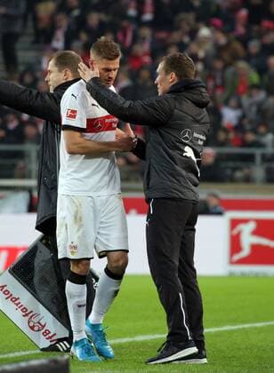 VfB Stuttgart - FC Bayern München Deutschland, Stuttgart, 16.12.2017 Fussball, Bundesliga, Saison 2017 2018, VfB Stuttgart - FC Bayern München: v.l. Simon Terodde (VfB Stuttgart), Hannes Wolf (Trainer VfB Stuttgart).