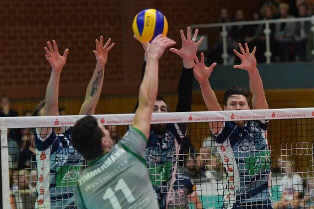 GER,VBL, SVG Lueneburg vs Netzhoppers Solwo Koenigspark KW 16.12.2017, Lueneburg GER, VBL, SVG Lueneburg vs Netzhoppers Solwo Koenigspark KW im Bild Theo Timmermann(Netzhoppers 11) versucht sich gegen Ryan Sclater (Lueneburg 15), Michel Schlien (Lueneburg 14) und Raymond Szeto (Lueneburg 11) durchzusetzen