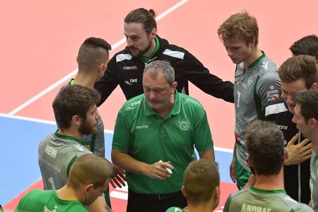 GER,VBL, SVG Lueneburg vs Netzhoppers Solwo Koenigspark KW 16.12.2017, Lueneburg GER, VBL, SVG Lueneburg vs Netzhoppers Solwo Koenigspark KW im Bild Trainer Mirko Culic (Netzhoppers) spricht mit seiner Mannschaft