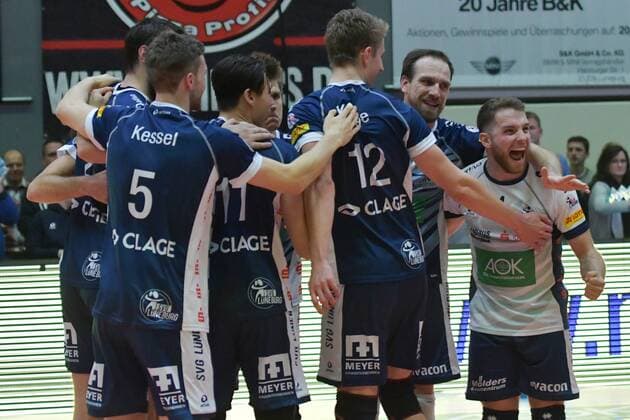 GER,VBL, SVG Lueneburg vs Netzhoppers Solwo Koenigspark KW 16.12.2017, Lueneburg GER, VBL, SVG Lueneburg vs Netzhoppers Solwo Koenigspark KW im Bild die Lueneburger Mannschaft jubelt ueber den Sieg