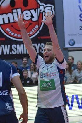 GER,VBL, SVG Lueneburg vs Netzhoppers Solwo Koenigspark KW 16.12.2017, Lueneburg GER, VBL, SVG Lueneburg vs Netzhoppers Solwo Koenigspark KW im Bild Tyler Koslowsky (Lueneburg 01) jubelt ueber den Sieg