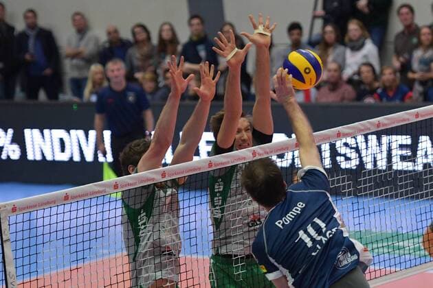 GER,VBL, SVG Lueneburg vs Netzhoppers Solwo Koenigspark KW 16.12.2017, Lueneburg GER, VBL, SVG Lueneburg vs Netzhoppers Solwo Koenigspark KW im Bild Matthias Pompe (Lueneburg 10) versucht sich gegen Robin Hafemann (Netzhoppers 07) und Paul Sprung (Netzhoppers 14) durchzusetzen