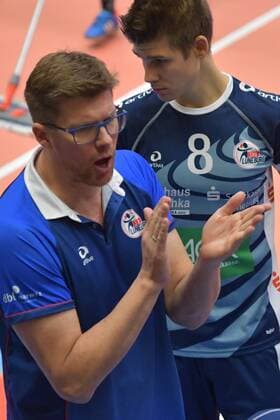 GER,VBL, SVG Lueneburg vs Netzhoppers Solwo Koenigspark KW 16.12.2017, Lueneburg GER, VBL, SVG Lueneburg vs Netzhoppers Solwo Koenigspark KW im Bild Trainer Stefan Huebner (Hübner Lueneburg) spricht mit der Mannschaft