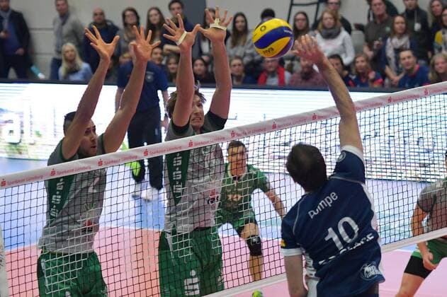 GER,VBL, SVG Lueneburg vs Netzhoppers Solwo Koenigspark KW 16.12.2017, Lueneburg GER, VBL, SVG Lueneburg vs Netzhoppers Solwo Koenigspark KW im Bild Matthias Pompe (Lueneburg 10) versucht sich gegen Filip Gavenda (Netzhoppers 02) und Paul Sprung (Netzhoppers 14) durchzusetzen