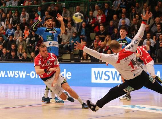 HBL 2. Handball Bundesliga, Saison 2017 2018, 18. Spieltag, Bergischer HC - HC Rhein Vikings -- Linus Arnesson ( Bergischer HC ) wirft aufs Tor von Mikkel Moltrup, links Heider Thomas ( beide Rhein Vikings )