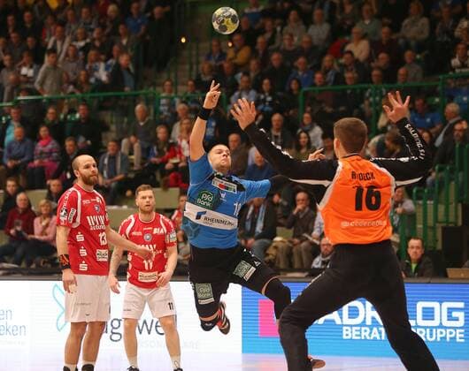 HBL 2. Handball Bundesliga, Saison 2017 2018, 18. Spieltag, Bergischer HC - HC Rhein Vikings -- Teo Coric ( Rhein Vickings ) lupft den Ball über TW Christopher Rudeck ins Tor, links Kristian Nippes und Arnor Gunnarsson ( alle Bergischer HC )