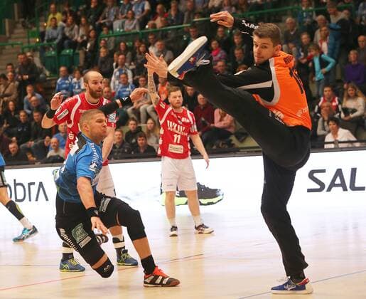 HBL 2. Handball Bundesliga, Saison 2017 2018, 18. Spieltag, Bergischer HC - HC Rhein Vikings -- Teo Coric ( Rhein Vickings ) gegen TW Christopher Rudeck , links Kristian Nippes und im Hintergrund Arnor Gunnarsson ( alle Bergischer HC )