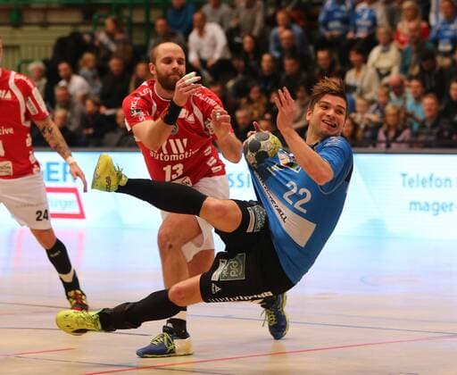 HBL 2. Handball Bundesliga, Saison 2017 2018, 18. Spieltag, Bergischer HC - HC Rhein Vikings -- Kristian Nippes ( Bergischer HC links ) und Felix Handschke ( Rhein Vikings )
