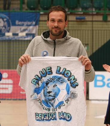 HBL 2. Handball Bundesliga, Saison 2017 2018, 18. Spieltag, Bergischer HC - HC Rhein Vikings -- Viktor Szilagyi ( Bergischer HC ) bekam zum Abschied ein T-Shirt vom Fanclub Blue Lions