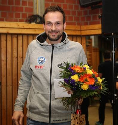 HBL 2. Handball Bundesliga, Saison 2017 2018, 18. Spieltag, Bergischer HC - HC Rhein Vikings -- zum Abschied von Viktor Szilagyi ( Bergischer HC ) Blumen gab es auch vom Gegner Rhein Vikings