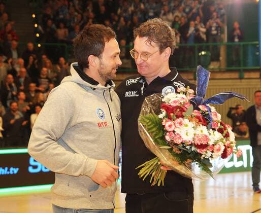 HBL 2. Handball Bundesliga, Saison 2017 2018, 18. Spieltag, Bergischer HC - HC Rhein Vikings -- zum Abschied von Viktor Szilagyi ( Bergischer HC ) Blumen gab es von Manager Jörg Föste