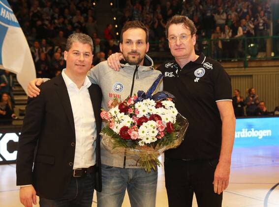 HBL 2. Handball Bundesliga, Saison 2017 2018, 18. Spieltag, Bergischer HC - HC Rhein Vikings -- zum Abschied von Viktor Szilagyi ( Bergischer HC ) Blumen gab es von Manager Jörg Föste ( rechts ) und Philipp Tychy ( Maketing)