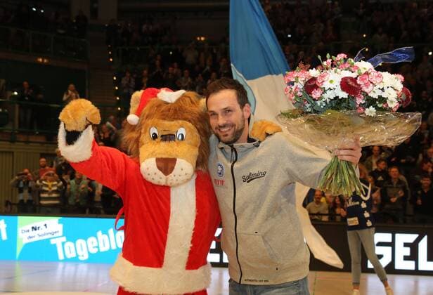HBL 2. Handball Bundesliga, Saison 2017 2018, 18. Spieltag, Bergischer HC - HC Rhein Vikings -- zum Abschied von Viktor Szilagyi ( Bergischer HC ) mit Maskottchen Bergi