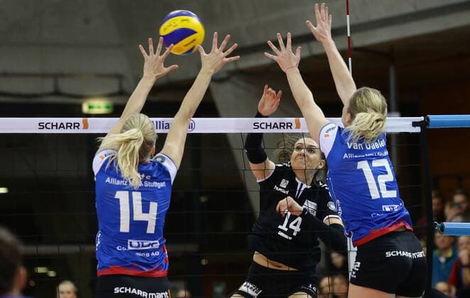 Stuttgart , Volleyball Bundesliga , Allianz MTV Stuttgart vs. Rote Raben Vilsbiburg , von links: Jenna Potts ( Allianz ) Lena Stigrot ( Vils ) Deborah van Daelen ( Allianz )