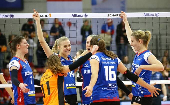 Stuttgart , Volleyball Bundesliga , Allianz MTV Stuttgart vs. Rote Raben Vilsbiburg , Jubel Allianz , von links: Renata Sandor Nika Daalderop Michaela Mlejnkova Deborah van Daelen