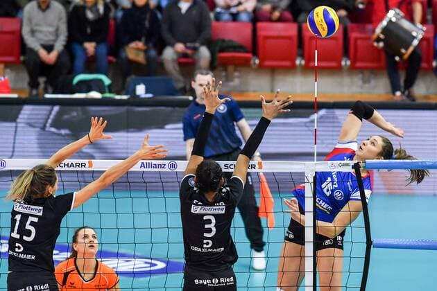 VBL Allianz MTV Stuttgart vs. Rote Raben Vilsbiburg 16. Dezember 2017 Allianz MTV Stuttgart, Volleyball, Bundesliga, Damen, Saison 2017 18, (in blau), gegen Rote Raben Vilsbiburg (in schwarz), 16 Michaela Mlejnkova,gegen 15 Jennifer Pettke und 3 Dayana Segovia FOTO: TOM BLOCH