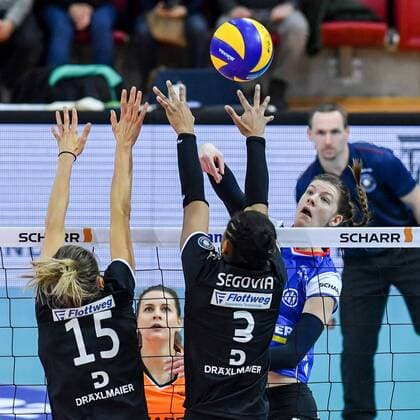 VBL Allianz MTV Stuttgart vs. Rote Raben Vilsbiburg 16. Dezember 2017 Allianz MTV Stuttgart, Volleyball, Bundesliga, Damen, Saison 2017 18, (in blau), gegen Rote Raben Vilsbiburg (in schwarz), 7 Renata Sandor,gegen 15 Jennifer Pettke und 3 Dayana Segovia FOTO: TOM BLOCH