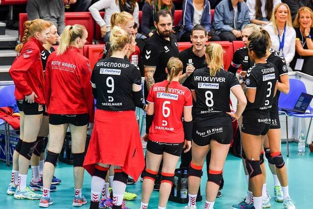 VBL Allianz MTV Stuttgart vs. Rote Raben Vilsbiburg 16. Dezember 2017 Allianz MTV Stuttgart, Volleyball, Bundesliga, Damen, Saison 2017 18, (in blau), gegen Rote Raben Vilsbiburg (in schwarz), Trainer Timothy Lippuner, Timo Lippuner, Vilsbiburg FOTO: TOM BLOCH