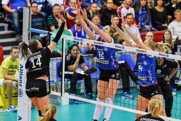 VBL Allianz MTV Stuttgart vs. Rote Raben Vilsbiburg 16. Dezember 2017 Allianz MTV Stuttgart, Volleyball, Bundesliga, Damen, Saison 2017 18, (in blau), gegen Rote Raben Vilsbiburg (in schwarz), 14 Lena Stigrot gegen 12 Deborah van Daelen un 14 Jenna Potts FOTO: TOM BLOCH