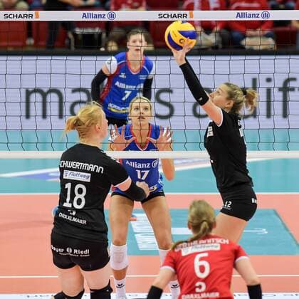 VBL Allianz MTV Stuttgart vs. Rote Raben Vilsbiburg 16. Dezember 2017 Allianz MTV Stuttgart, Volleyball, Bundesliga, Damen, Saison 2017 18, (in blau), gegen Rote Raben Vilsbiburg (in schwarz), 17 Paige Tapp im Block gegen 18 Leonie Schwertmann und 12 Clarisa Sagardia FOTO: TOM BLOCH