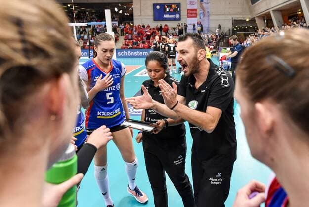 VBL Allianz MTV Stuttgart vs. Rote Raben Vilsbiburg 16. Dezember 2017 Allianz MTV Stuttgart, Volleyball, Bundesliga, Damen, Saison 2017 18, (in blau), gegen Rote Raben Vilsbiburg (in schwarz), Trainer Giannis Athanasopoulos, links daneben Co-Trainer Tamari Miyashiro, 5 Molly McCage FOTO: TOM BLOCH