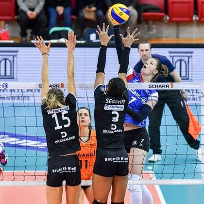 VBL Allianz MTV Stuttgart vs. Rote Raben Vilsbiburg 16. Dezember 2017 Allianz MTV Stuttgart, Volleyball, Bundesliga, Damen, Saison 2017 18, (in blau), gegen Rote Raben Vilsbiburg (in schwarz), Renata Sandor, gegen 15 Jennifer Pettke und 3 Dayana Segovia FOTO: TOM BLOCH