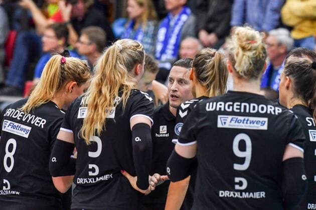 VBL Allianz MTV Stuttgart vs. Rote Raben Vilsbiburg 16. Dezember 2017 Allianz MTV Stuttgart, Volleyball, Bundesliga, Damen, Saison 2017 18, (in blau), gegen Rote Raben Vilsbiburg (in schwarz), Trainer Timothy Lippuner, Timo Lippuner, FOTO: TOM BLOCH