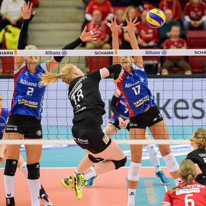 VBL Allianz MTV Stuttgart vs. Rote Raben Vilsbiburg 16. Dezember 2017 Allianz MTV Stuttgart, Volleyball, Bundesliga, Damen, Saison 2017 18, (in blau), gegen Rote Raben Vilsbiburg (in schwarz), 18 leonie Schwertmann gegen 2 Femke Stoltenborg und 17 Paige Tapp FOTO: TOM BLOCH