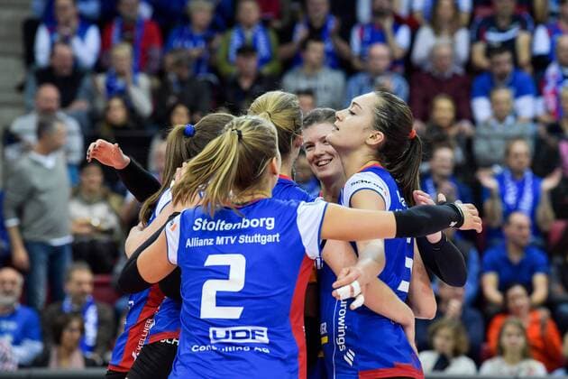 VBL Allianz MTV Stuttgart vs. Rote Raben Vilsbiburg 16. Dezember 2017 Allianz MTV Stuttgart, Volleyball, Bundesliga, Damen, Saison 2017 18, (in blau), gegen Rote Raben Vilsbiburg (in schwarz), Jubel um Molly McCage, ganz rechts, und Renata Sandor, links daneben FOTO: TOM BLOCH