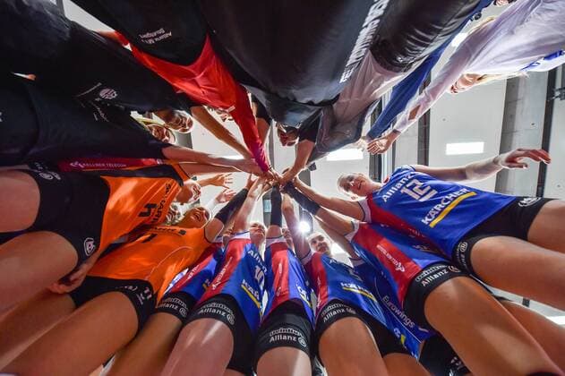 VBL Allianz MTV Stuttgart vs. Rote Raben Vilsbiburg 16. Dezember 2017 Allianz MTV Stuttgart, Volleyball, Bundesliga, Damen, Saison 2017 18, (in blau), gegen Rote Raben Vilsbiburg (in schwarz), 12 Deborah van Daelen, Teamkapitaen FOTO: TOM BLOCH