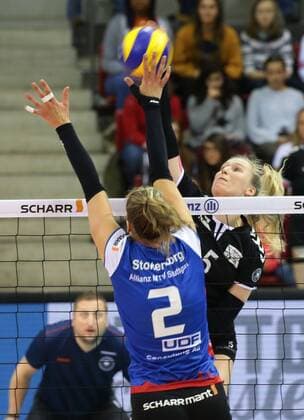 Stuttgart , Volleyball Bundesliga , Allianz MTV Stuttgart vs. Rote Raben Vilsbiburg , von links: Femke Stoltenborg ( Allianz ) Laura Künzler ( Vils )