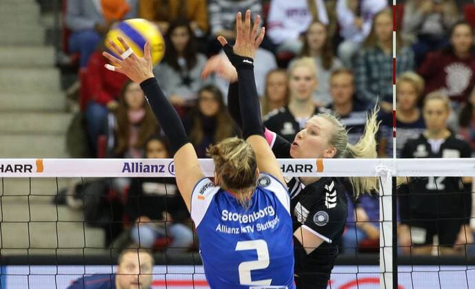 Stuttgart , Volleyball Bundesliga , Allianz MTV Stuttgart vs. Rote Raben Vilsbiburg , von links: Femke Stoltenborg ( Allianz ) Laura Künzler ( Vils )