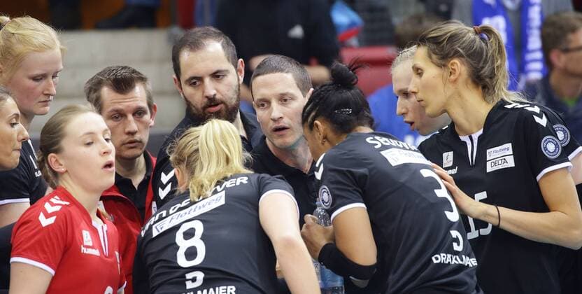 Stuttgart , Volleyball Bundesliga , Allianz MTV Stuttgart vs. Rote Raben Vilsbiburg , mitte: Trainer Timothy Lippuner ( Vils )