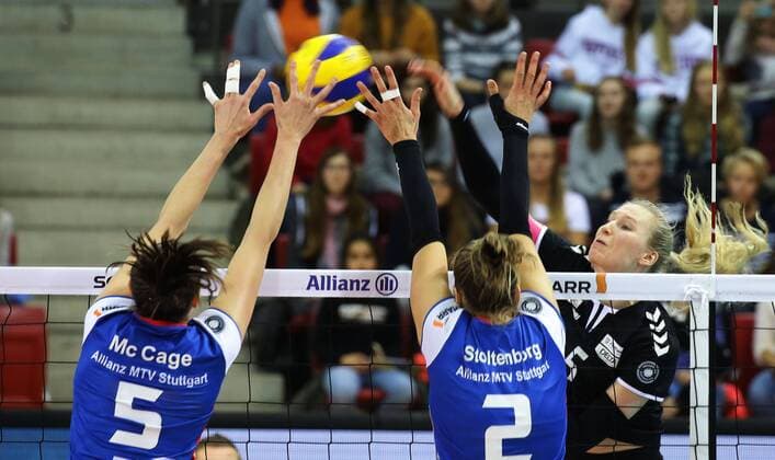 Stuttgart , Volleyball Bundesliga , Allianz MTV Stuttgart vs. Rote Raben Vilsbiburg , rechts: Laura Künzler ( Vils )