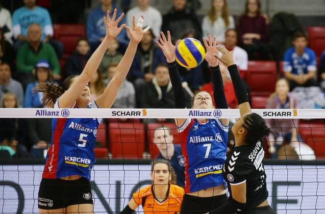 Stuttgart , Volleyball Bundesliga , Allianz MTV Stuttgart vs. Rote Raben Vilsbiburg , von links: Molly McCage Renata Sandor ( Allianz ) Dayana Patricia Segovia ( Vils )