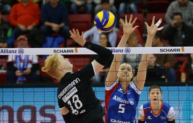 Stuttgart , Volleyball Bundesliga , Allianz MTV Stuttgart vs. Rote Raben Vilsbiburg , von links: Leonie Schwertmann ( Vils ) Molly McCage ( Allianz )