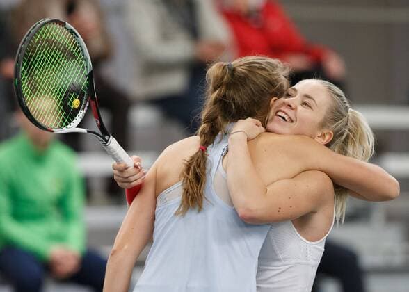 ANTONIA LOTTNER gratuliert der Siegerin KATHARINA HOBGARSKI Tennis - Deutsche Meisterschaften 2017 - Deutsche Meisterschaft - - Biberach an der Riss - Baden-Wuerttemberg - Germany - 16 December 2017. Â Copyright: xJuergenxHasenkopfx