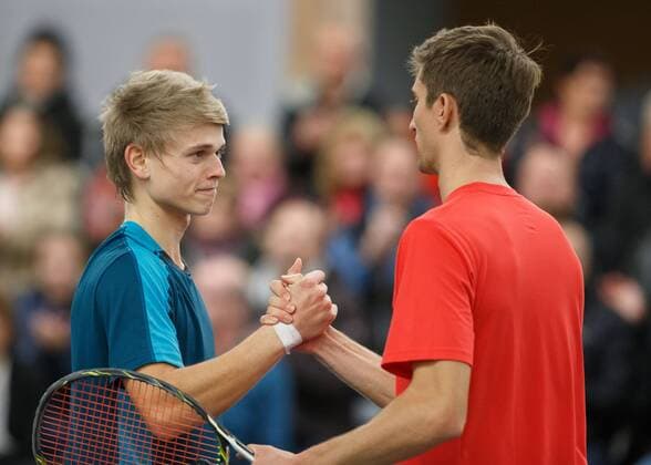 R-L. YANNICK MADEN gratuliert dem Sieger MARVIN MOELLER Copyright: xJuergenxHasenkopfx