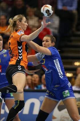 Handball, WM, Damen, Niederlande - Schweden Niederlande - Schweden, 23. IHF Handball-Weltmeisterschaft der Frauen; Hamburg, 17.12.17 Hamburg, 17.12.17, Handball, 23. IHF Handball-Weltmeisterschaft der Frauen, Spiel um Platz 3, Niederlande - Schweden : Lois Abbingh (Niederlande, 08), Sabina Jacobsen (Schweden, 27), Anna Lagerquist (Schweden, 19)